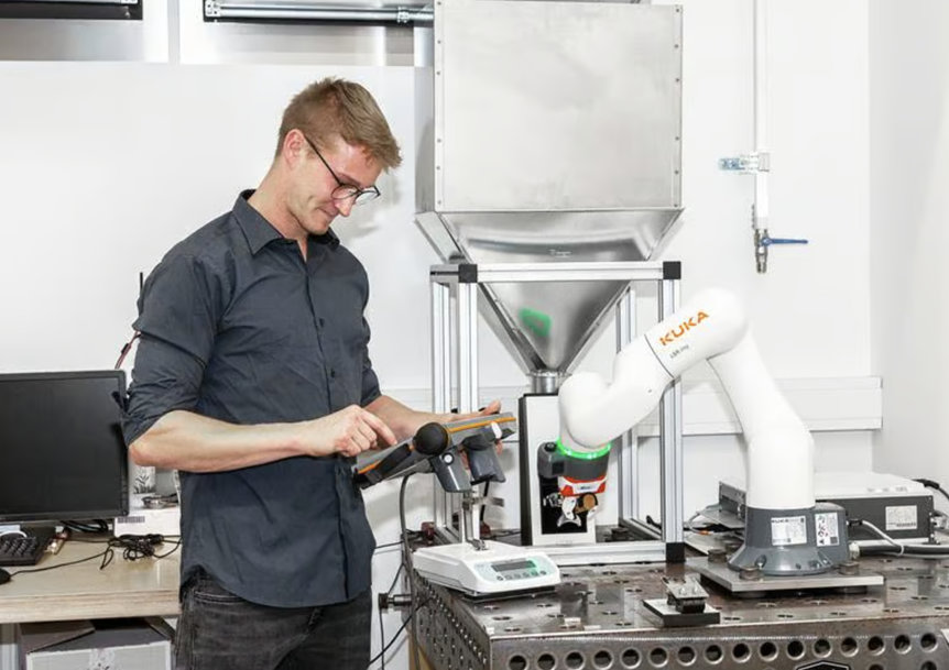 KUKA COBOT SIMULATES 10 YEARS OF COFFEE GRINDER USE
